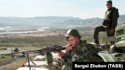 Солдаты российской 201-й дивизии стоят вторым эшелоном на таджикско-афганской границе, 2001 год