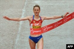 Лилия Шобухова пересекает финишную линию лондонского марафона, 25 апреля 2010